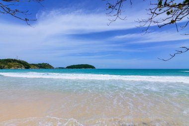 Sahilde güzel dalgalar, berrak sular, tatilde Andrea Denizi 'ndeki beyaz kumlar Phuket Tayland.