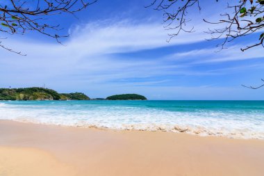 Sahilde güzel dalgalar, berrak sular, tatilde Andrea Denizi 'ndeki beyaz kumlar Phuket Tayland.
