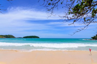 Sahilde güzel dalgalar, berrak sular, tatilde Andrea Denizi 'ndeki beyaz kumlar Phuket Tayland.