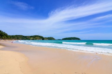 Sahilde güzel dalgalar, berrak sular, tatilde Andrea Denizi 'ndeki beyaz kumlar Phuket Tayland.