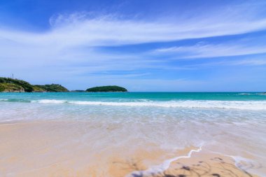 Sahilde güzel dalgalar, berrak sular, tatilde Andrea Denizi 'ndeki beyaz kumlar Phuket Tayland.
