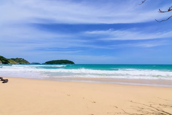 Sahilde güzel dalgalar, berrak sular, tatilde Andrea Denizi 'ndeki beyaz kumlar Phuket Tayland.