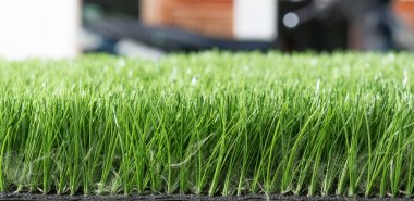 Güneş ışığı ile suni çim