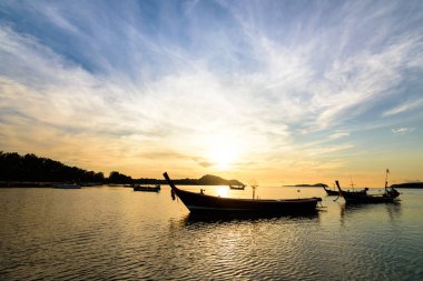Alacakaranlık sabah ışık siluet ile tekne Rawai beach Phuket Tayland.