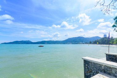 Sahilde güzel dalgalar, berrak sular, tatilde Andrea Denizi 'ndeki beyaz kumlar Phuket Tayland.