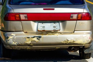 Şehir dışında eski arabalar park.