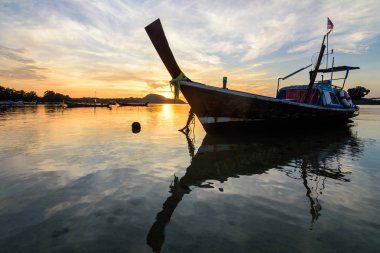 Alacakaranlık sabah ışık siluet ile tekne Rawai beach Phuket Tayland.