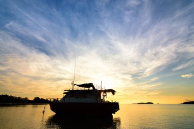 Alacakaranlık sabah ışık siluet ile tekne Rawai beach Phuket Tayland.