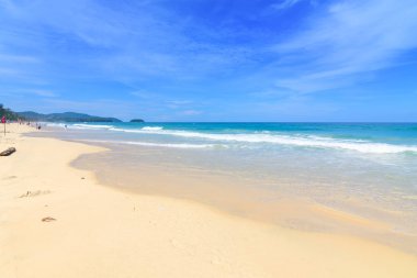 Sahilde güzel dalgalar, berrak sular, tatilde Andrea Denizi 'ndeki beyaz kumlar Phuket Tayland.