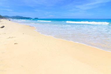 Sahilde güzel dalgalar, berrak sular, tatilde Andrea Denizi 'ndeki beyaz kumlar Phuket Tayland.