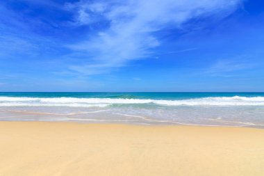 Sahilde güzel dalgalar, berrak sular, tatilde Andrea Denizi 'ndeki beyaz kumlar Phuket Tayland.