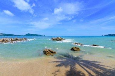 Sahilde güzel dalgalar, berrak sular, tatilde Andrea Denizi 'ndeki beyaz kumlar Phuket Tayland.