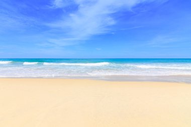 Sahilde güzel dalgalar, berrak sular, tatilde Andrea Denizi 'ndeki beyaz kumlar Phuket Tayland.