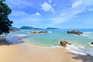 Sahilde güzel dalgalar, berrak sular, tatilde Andrea Denizi 'ndeki beyaz kumlar Phuket Tayland.