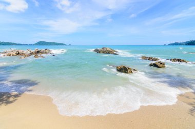 Sahilde güzel dalgalar, berrak sular, tatilde Andrea Denizi 'ndeki beyaz kumlar Phuket Tayland.