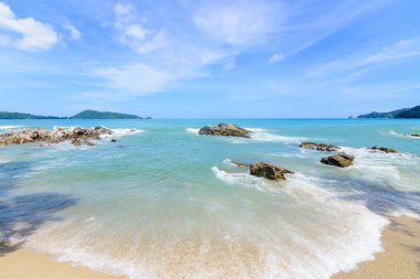 Sahilde güzel dalgalar, berrak sular, tatilde Andrea Denizi 'ndeki beyaz kumlar Phuket Tayland.