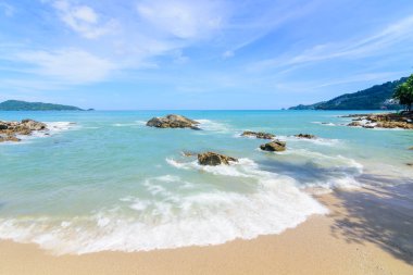 Sahilde güzel dalgalar, berrak sular, tatilde Andrea Denizi 'ndeki beyaz kumlar Phuket Tayland.