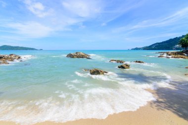 Sahilde güzel dalgalar, berrak sular, tatilde Andrea Denizi 'ndeki beyaz kumlar Phuket Tayland.