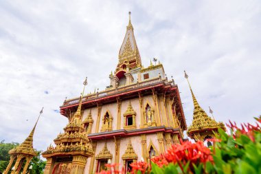Pagoda Wat Chalong 'da ya da Chalong Tapınağı' nda çiçekli, ıssız, halka açık bir yerde.