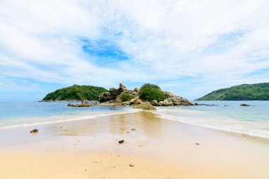 Sahilde güzel dalgalar, berrak sular, tatilde Andrea Denizi 'ndeki beyaz kumlar Phuket Tayland.