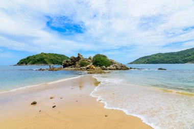 Sahilde güzel dalgalar, berrak sular, tatilde Andrea Denizi 'ndeki beyaz kumlar Phuket Tayland.