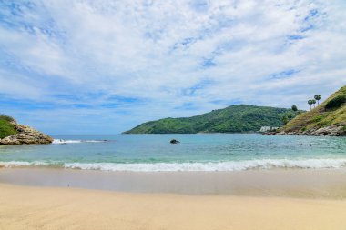 Sahilde güzel dalgalar, berrak sular, tatilde Andrea Denizi 'ndeki beyaz kumlar Phuket Tayland.