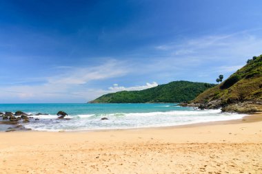 Sahilde güzel dalgalar, berrak sular, tatilde Andrea Denizi 'ndeki beyaz kumlar Phuket Tayland.