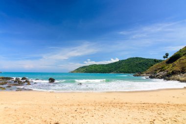 Sahilde güzel dalgalar, berrak sular, tatilde Andrea Denizi 'ndeki beyaz kumlar Phuket Tayland.