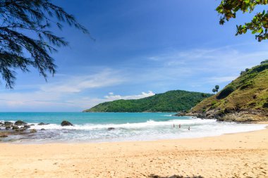 Sahilde güzel dalgalar, berrak sular, tatilde Andrea Denizi 'ndeki beyaz kumlar Phuket Tayland.