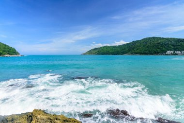 Güzel dalga üzerinde taş, temiz su, andaman Denizi Phuket Tayland.