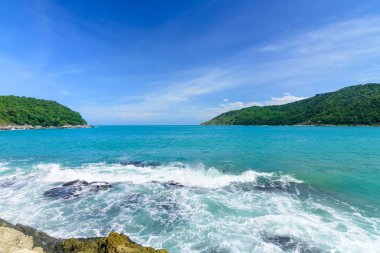 Güzel dalga üzerinde taş, temiz su, andaman Denizi Phuket Tayland.