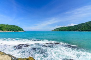 Güzel dalga üzerinde taş, temiz su, andaman Denizi Phuket Tayland.