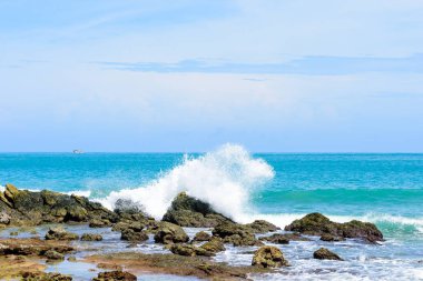 Güzel dalga üzerinde taş, temiz su, andaman Denizi Phuket Tayland.