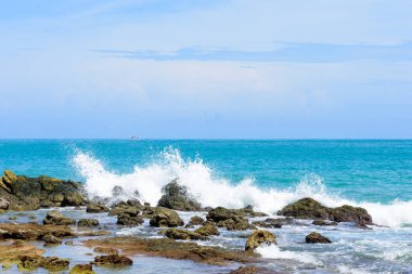 Güzel dalga üzerinde taş, temiz su, andaman Denizi Phuket Tayland.