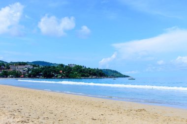 Güzel mavi gökyüzü, dalga güzellik ve beyaz kum üzerinde Kata beach Phuket Tayland.