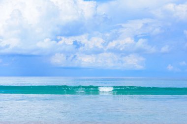 Güzel mavi gökyüzü, dalga güzellik ve beyaz kum üzerinde Kata beach Phuket Tayland.