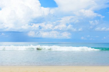 Güzel mavi gökyüzü, dalga güzellik ve beyaz kum üzerinde Kata beach Phuket Tayland.