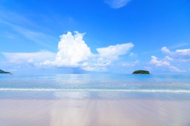 Güzel mavi gökyüzü, dalga güzellik ve beyaz kum üzerinde Kata beach Phuket Tayland.