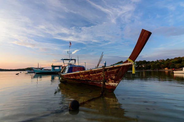 Luce Del Mattino Crepuscolare Con Silhouette Barca Alla Spiaggia Rawai — Foto Stock