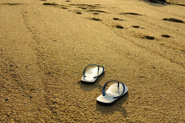 Sandalias Blancas Playa —  Fotos de Stock