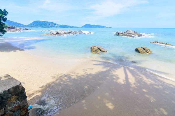 Sahilde güzel dalgalar, berrak sular, tatilde Andrea Denizi 'ndeki beyaz kumlar Phuket Tayland.