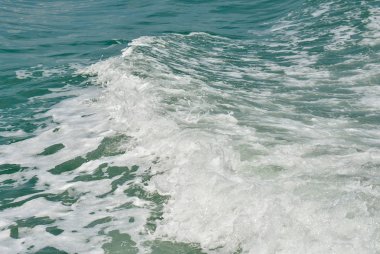 Küçük dalgalar deniz tekne seyahat travelersin tarafından kaynaklanır.