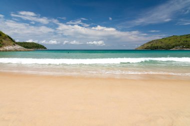 Güzel mavi gökyüzü, dalga güzellik ve beyaz kum Naihan Beach Phuket Tayland.