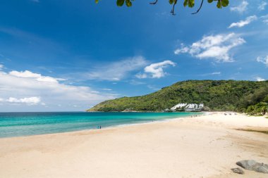 Güzel mavi gökyüzü, dalga güzellik ve beyaz kum Naihan Beach Phuket Tayland.