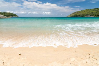 Güzel mavi gökyüzü, dalga güzellik ve beyaz kum Naihan Beach Phuket Tayland.