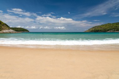Güzel mavi gökyüzü, dalga güzellik ve beyaz kum Naihan Beach Phuket Tayland.