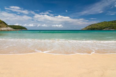 Güzel mavi gökyüzü, dalga güzellik ve beyaz kum Naihan Beach Phuket Tayland.
