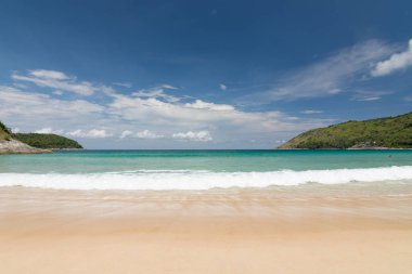 Güzel mavi gökyüzü, dalga güzellik ve beyaz kum Naihan Beach Phuket Tayland.