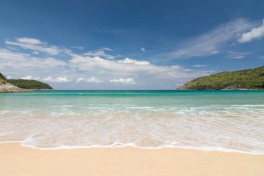 Güzel mavi gökyüzü, dalga güzellik ve beyaz kum Naihan Beach Phuket Tayland.