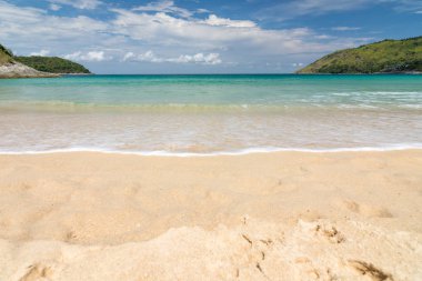 Güzel mavi gökyüzü, dalga güzellik ve beyaz kum Naihan Beach Phuket Tayland.